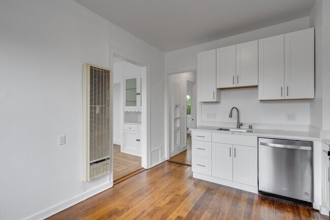 Building Photo - Newly remodeled top floor, pet friendly 1B...