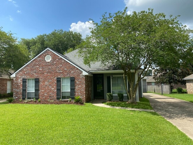 Primary Photo - Beautiful 3/2 Home in Lake Azalea Subdivis...
