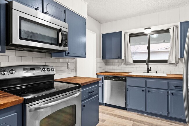 Building Photo - 2606 Lake Rd