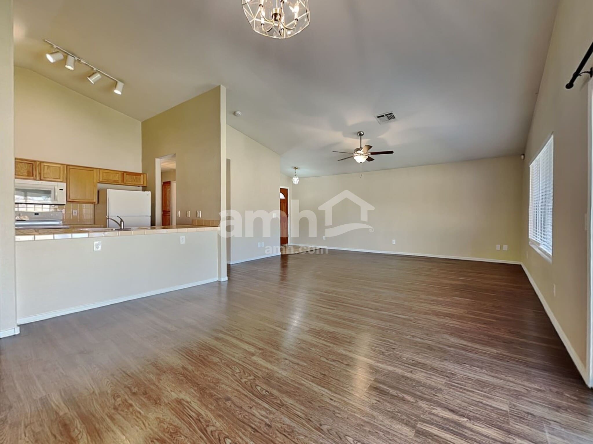 Building Photo - 8912 W La Reata Ave