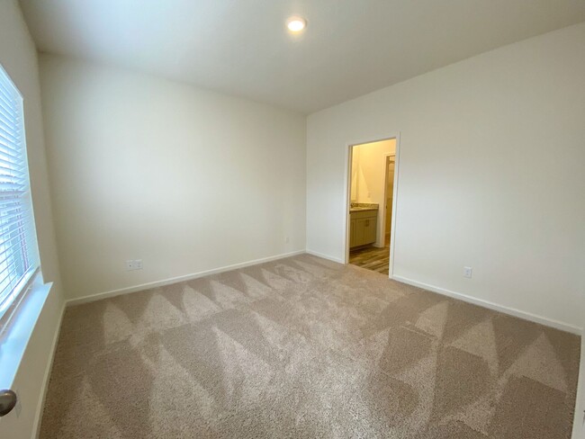 Building Photo - 3 bed 2 bath new construction in 2023 in M...
