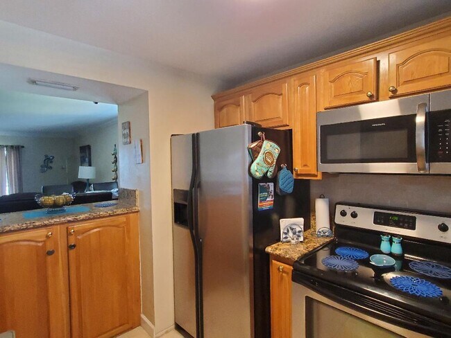 Building Photo - 912 Pine Dr