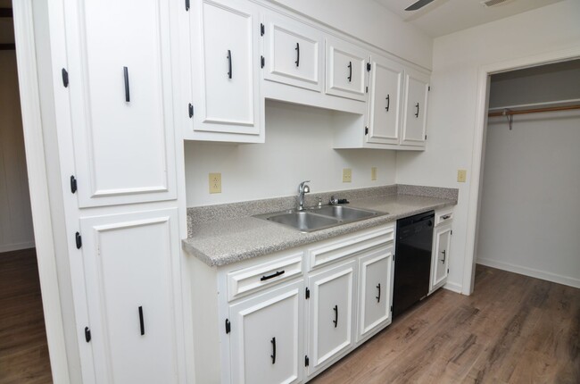 Building Photo - 230 Boxwood