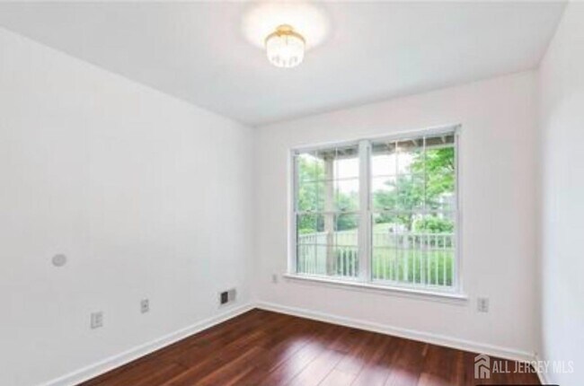 Building Photo - 106 Chariot Ct