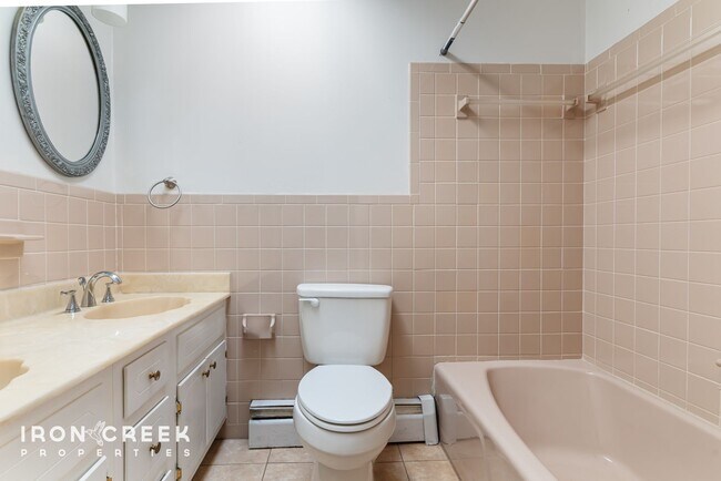 Building Photo - Spacious West Asheville Home with Dual Kit...