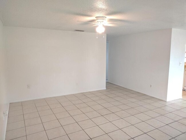 Building Photo - 914 67th Ave W