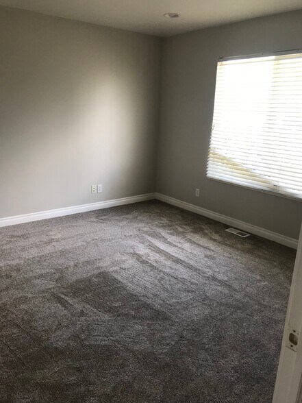 Building Photo - 633 S Teresa St