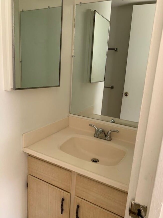 Building Photo - Three Regents Condo - 3 bedrooms, 2 bath, ...