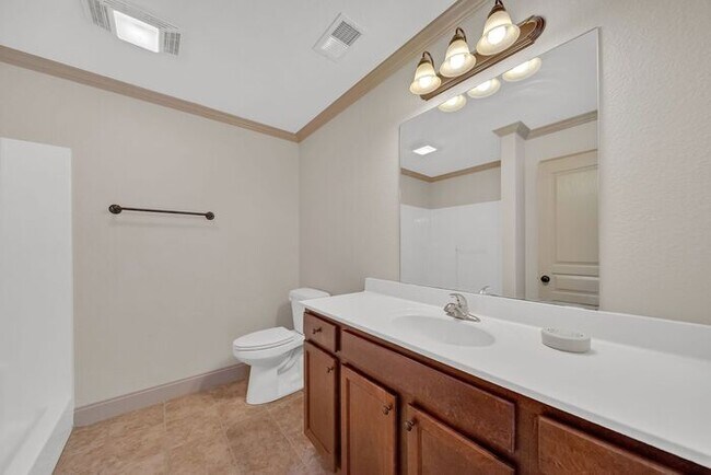Building Photo - Hillrise Apartment 1 BR/1.5 Bath One Level with Attached Garage