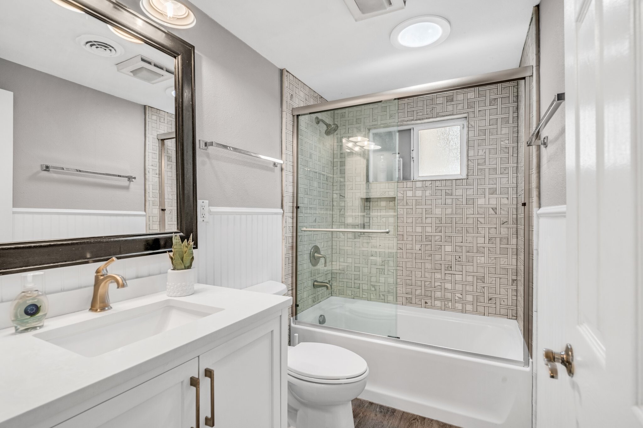 Bath #3 - 1880 N Greengrove St