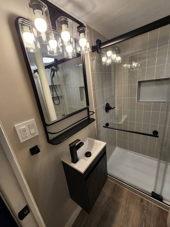 Building Photo - Newly Renovated 3-Bedroom Property in Prim...