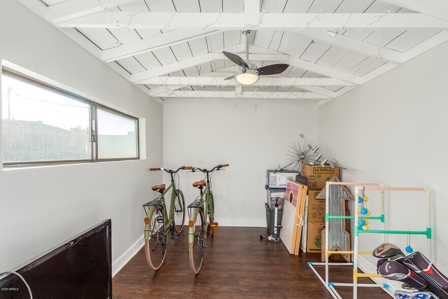 Building Photo - 1516 E Whitton Ave