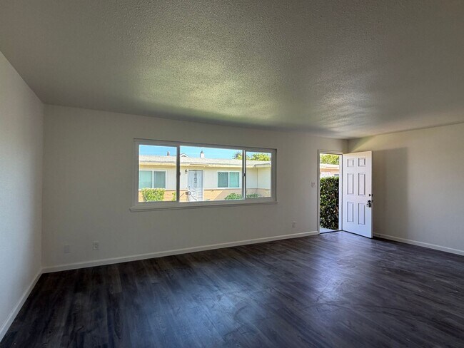 Building Photo - G43100E