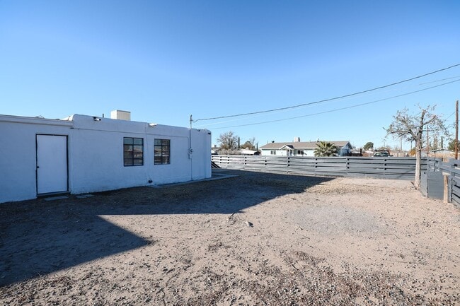 Building Photo - Cute 3 bedroom, 1 Bath Home on a large corner lot