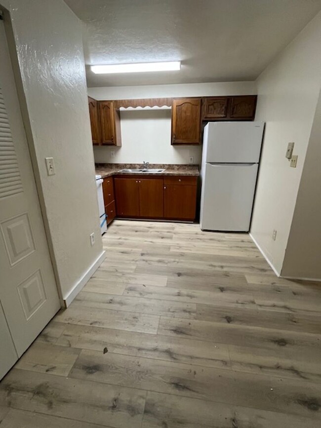 Building Photo - 2-bedroom, 1-bathroom home in the Pine Rid...