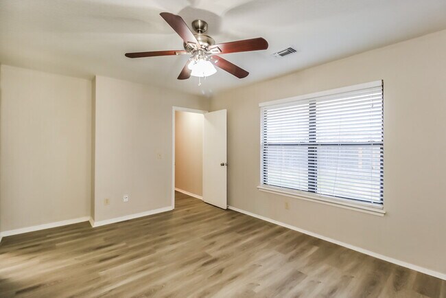 Building Photo - 16 N Greengate Dr