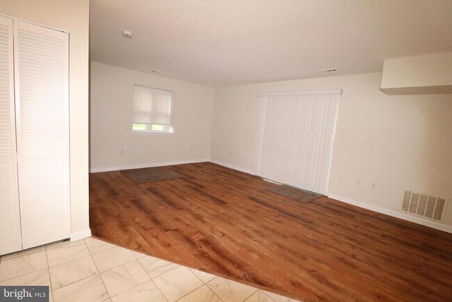 Building Photo - 32 Pin Oak Ln