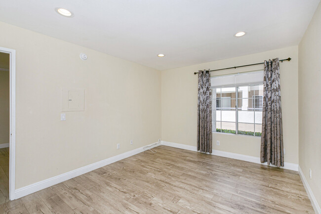 Bedroom - 5525 Canoga Ave