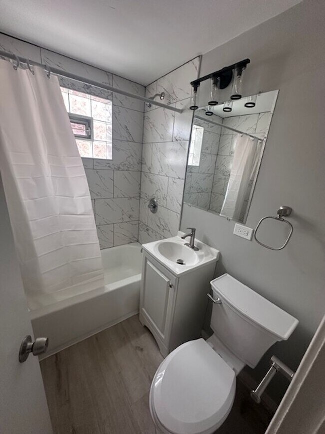 Building Photo - Midway 3 bedroom 2 bathroom House