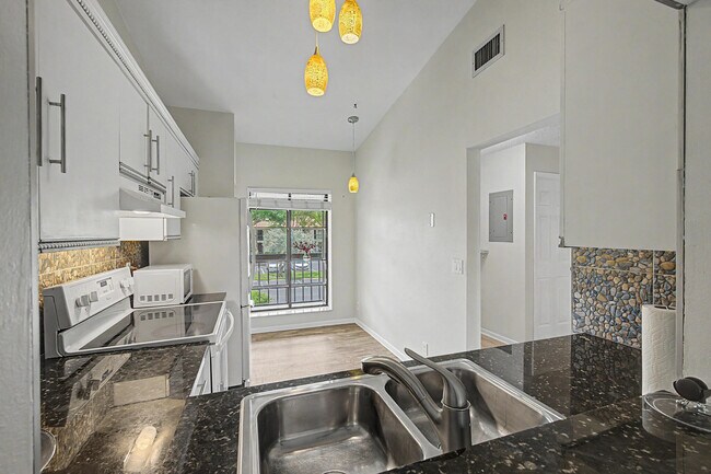 Building Photo - 3386 Lucerne Park Dr