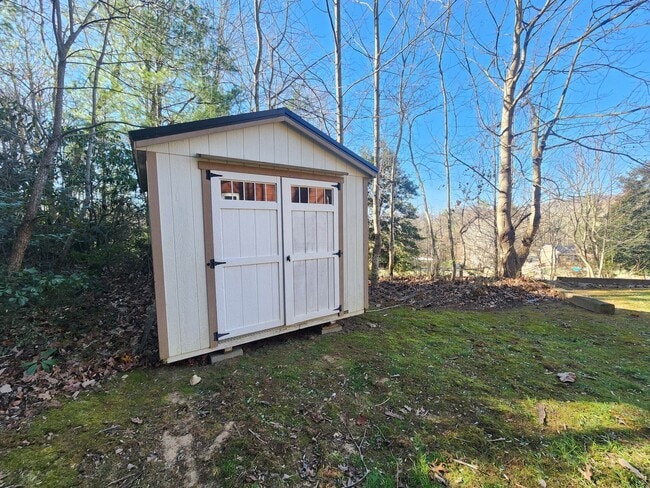 Building Photo - Well Maintained Swannanoa Rental! 2 BEDROOM/2 BATHROOM + BONUS ROOM