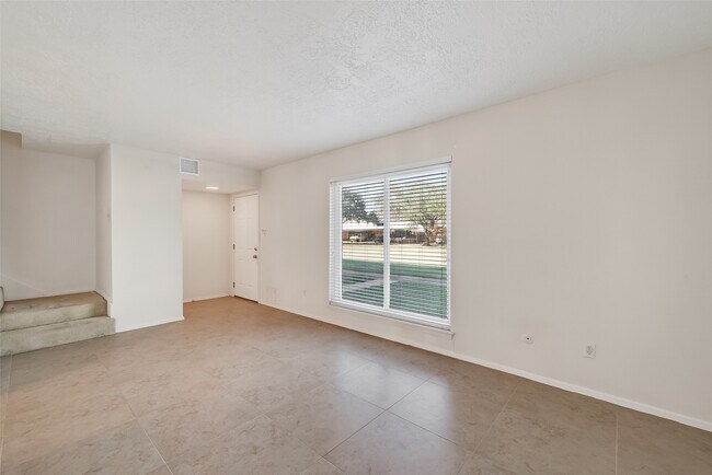 Building Photo - 8462 Leawood Blvd