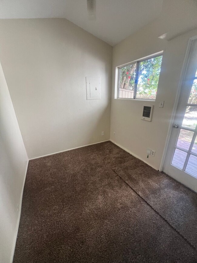 Building Photo - Midtown Ventura - Single story, three bedroom, two bath apartment