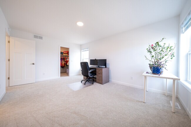 Building Photo - 17944 Hinckley Ave