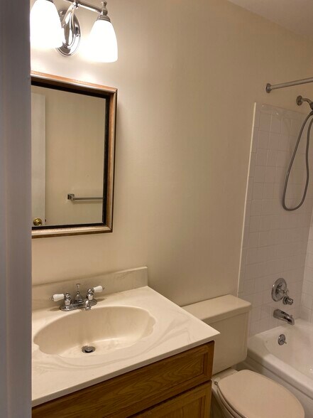 Small Bath - 57 Birchwood Rd