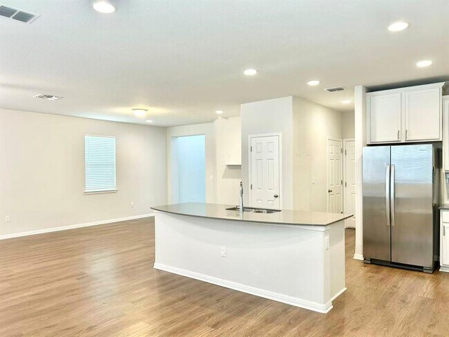 Building Photo - 9908 Thane Way