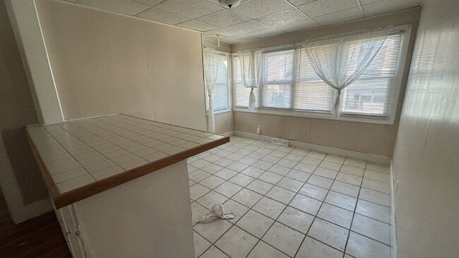 Building Photo - Cozy 3-Bed / 1-Bath Apartment in the Heart of Biddeford