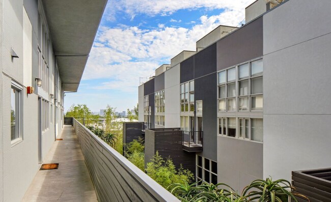 Building Photo - 1037 N Laurel Ave