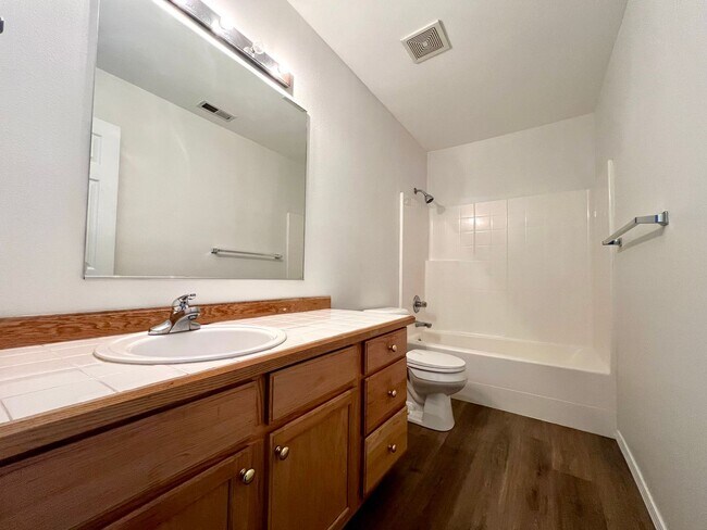 Building Photo - Spacious, Updated Townhome in Prime Beaverton Location!