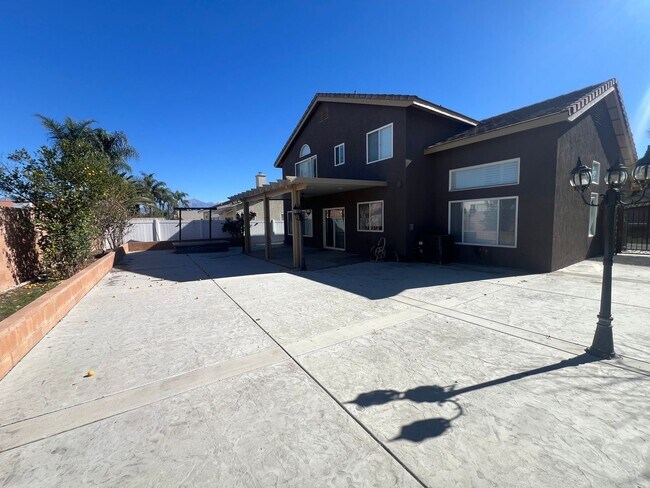 Building Photo - $500 off your first month rent! Beautiful 4bed with large loft, 3bath Colton Home!