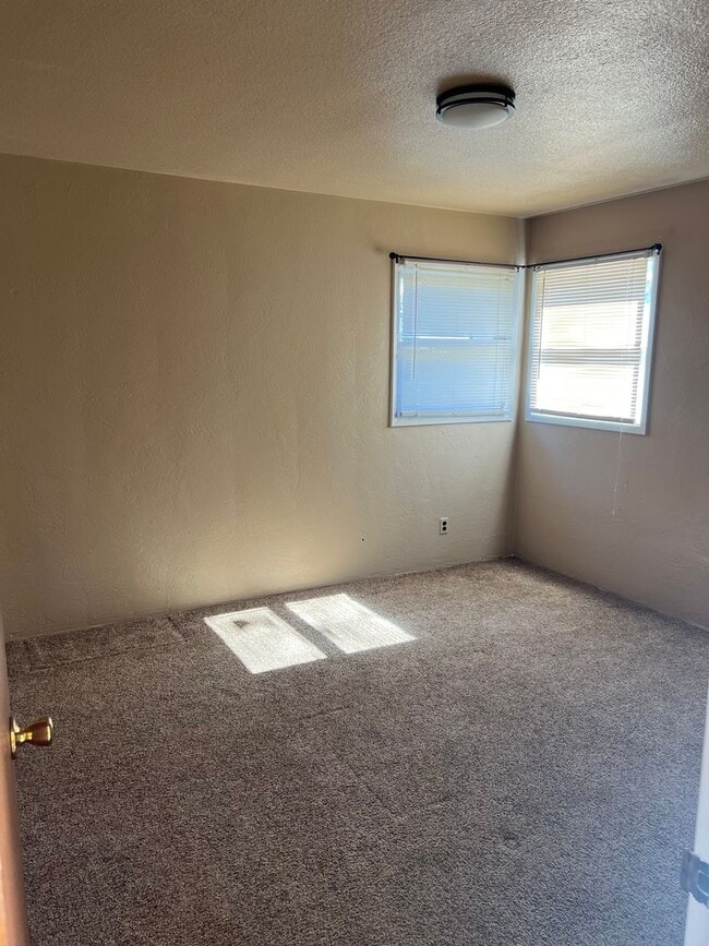 Building Photo - Medford 2 Bedroom, 1 bath Duplex with Fenced Yard