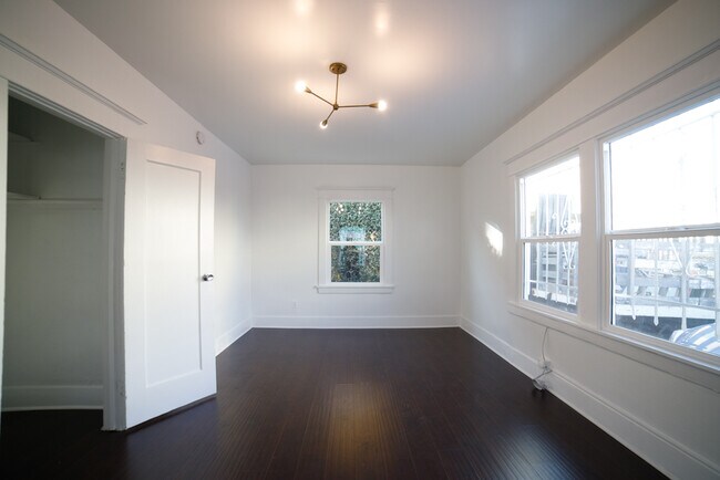 Building Photo - 1020 N Kingsley Dr