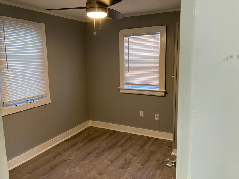 Building Photo - 31 W Old Orchard Ave