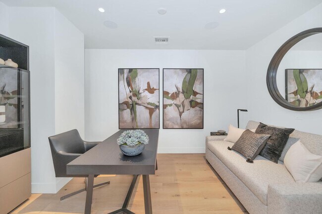 Building Photo - 5000 N Camelback Rdg Dr