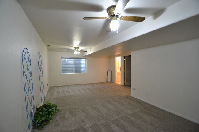 Building Photo - 4 bed 3.5 bath with 2 car garage - Availab...