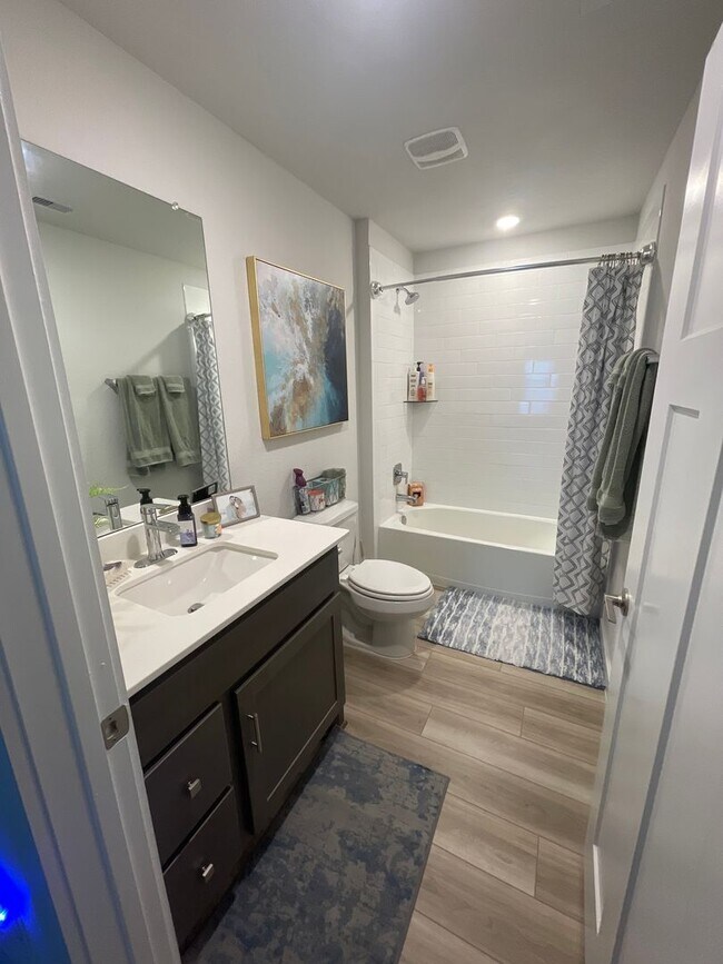 Building Photo - 3 Bedroom, 2 Bath in Midtown Subdivision C...