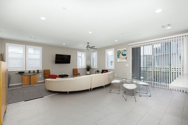 Building Photo - Fully furnished luxury townhome in Affinit...