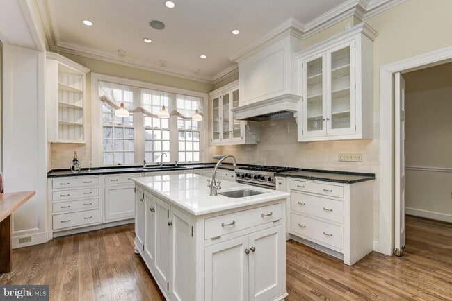 Building Photo - 2425 California St NW