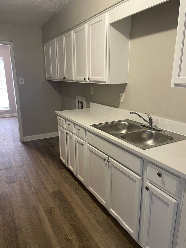 Building Photo - Remodeled 3 bedroom 2 bath