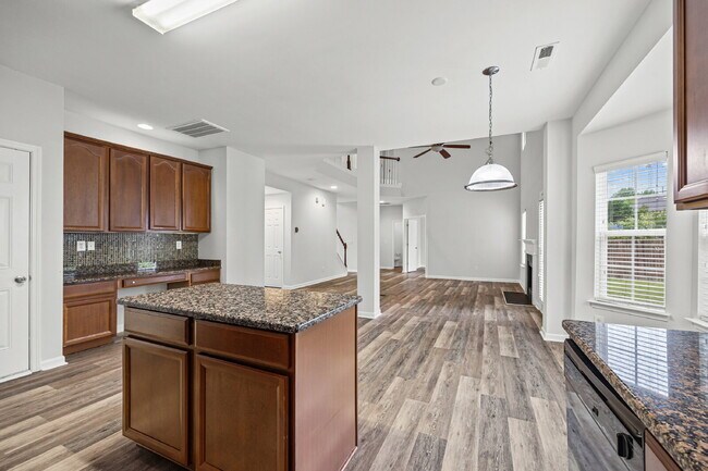 Building Photo - 4 bed/2.5 bath in Matthews - 1st Month's Rent only $1000!