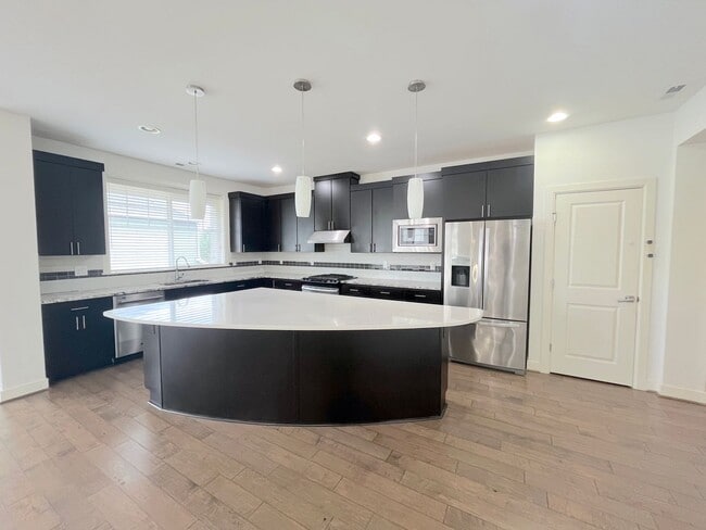 Building Photo - Spacious 4-Bedroom/3.5-Bathroom Townhome i...