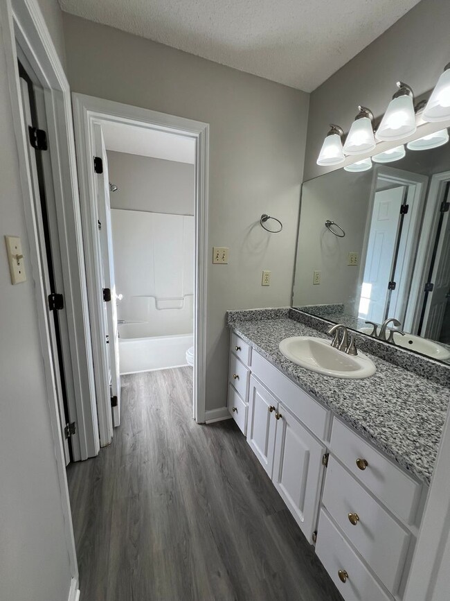 Building Photo - Beautiful 3 Bedroom 2 Bath Home