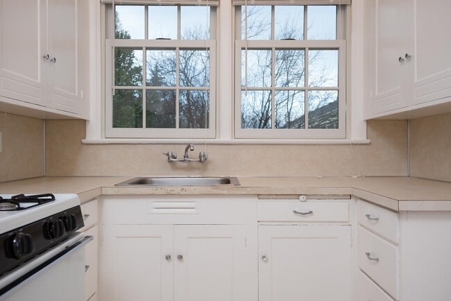 Building Photo - Be a Star in our Vintage 1 Bedroom Hollywood Apartment