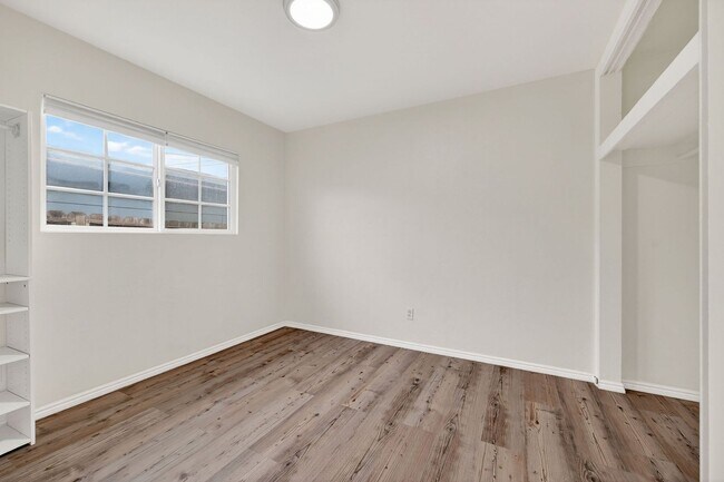 Building Photo - Remodeled spacious 2 bedroom, 1 bathroom unit now available!