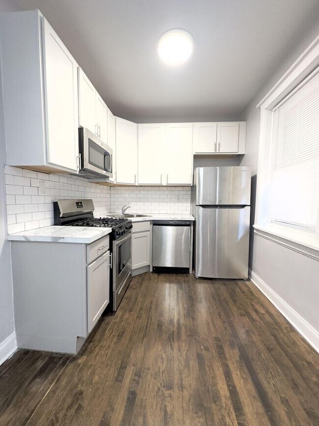Building Photo - 3 bedroom in Chicago IL 60660