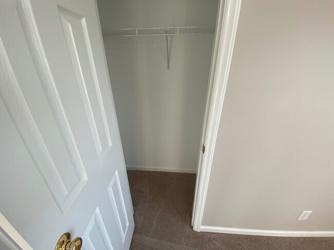 Building Photo - Room in House on College Ave